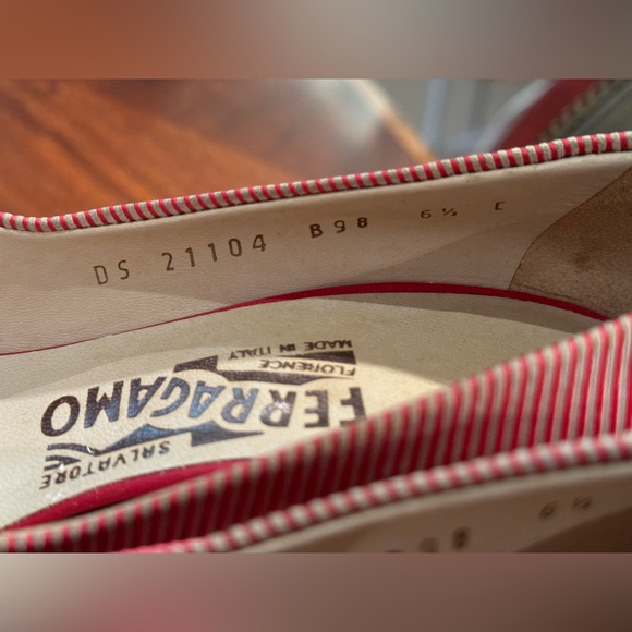 Authentic Salvatore Ferragamo Vara pumps sz 6.5 like new - Picture 4 of 8